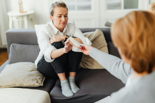 Como evitar a absorção emocional e proteger sua saúde mental? Veja dicas práticas para pessoas sensíveis e mantenha o dom valioso da empatia.