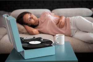 Estudo revela a interação entre cérebro e coração durante o sono e como ouvir palavras relaxantes podem influenciar positivamente seu sono.