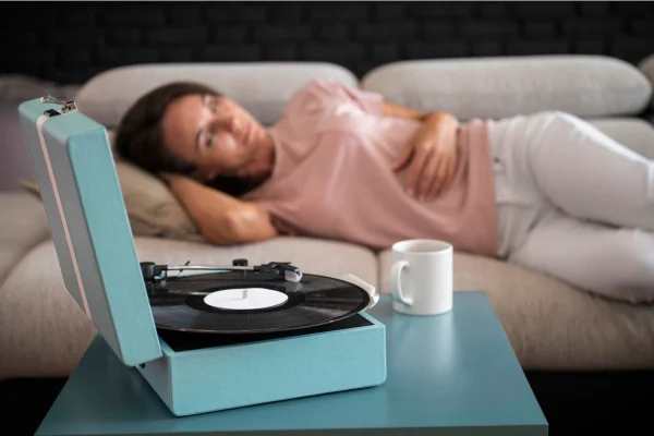 Estudo revela a interação entre cérebro e coração durante o sono e como ouvir palavras relaxantes podem influenciar positivamente seu sono.