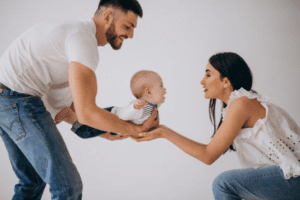 Descubra como as brincadeiras e interações sociais com o seu bebê podem ajudar no desenvolvimento cognitivo infantil e moldar o futuro dele.desenvolvimento infantil, linguagem infantil, cérebro do bebê, brincadeira e aprendizagem, interação social, desenvolvimento cognitivo