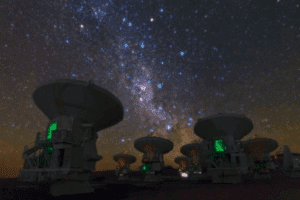 O Embaixador Fotográfico do ESO Babak Tafreshi capturou esta imagem extraordinária das antenas do Atacama Large Millimeter/submillimeter Array (ALMA), colocadas contra o esplendor da Via Láctea.